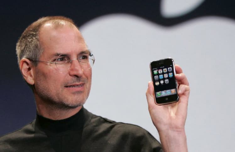 Steve Jobs mit dem ersten iPhone © Paul Sakuma AP