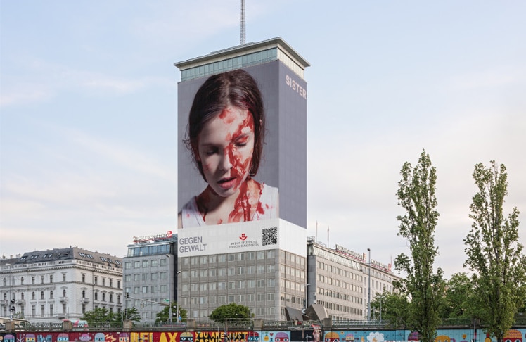 Helnwein hüllt den Wiener Ringturm in eine Botschaft gegen Gewalt. © Gottfried Helnwein – Foto/Rendering: Hertha Hurnaus/Wiener Städtische Versicherungsverein 