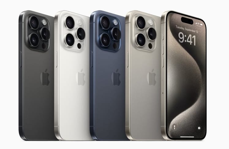 Das iPhone 15 Pro (Max) verkauft Apple in den Farben Titan Schwarz, Titan Weiß, Titan Blau und Titan Natur © Apple