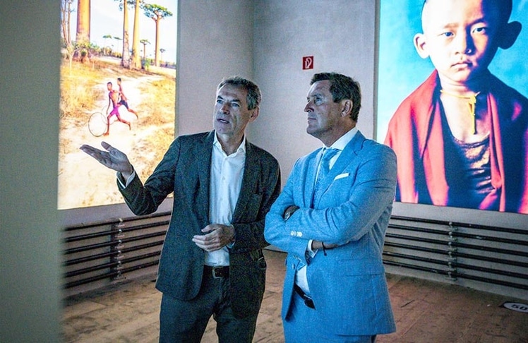 Galerist Christian Jungwirth (links) zusammen mit dem Wiener Finanz- und Wirtschaftsstadtrat Peter Hanke im Wiener Semperdepot ©Tobias Holzer