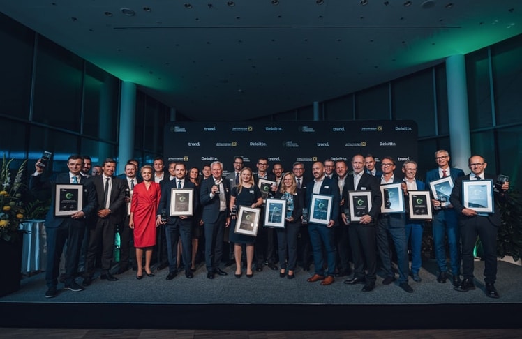 Gruppenfoto mit Award-Initiatoren und allen Preisträger:in © Niklas Schnaubelt