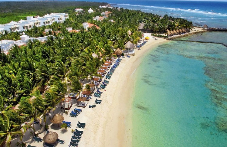 Die Österreicher:innen zieht es an den Strand, wie hier an das Resort TUI Blue El Dorado Seaside in der Karibik © TUI
