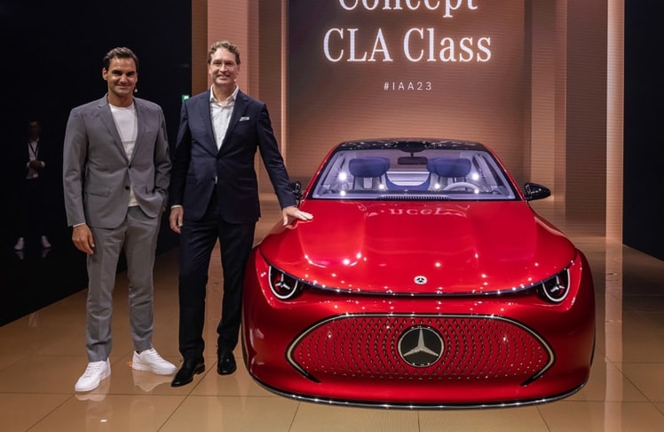 Roger Federer (links) und Ola Källenius mit dem neuen Mercedes Concept CLA Class © Mercedes-Benz Group