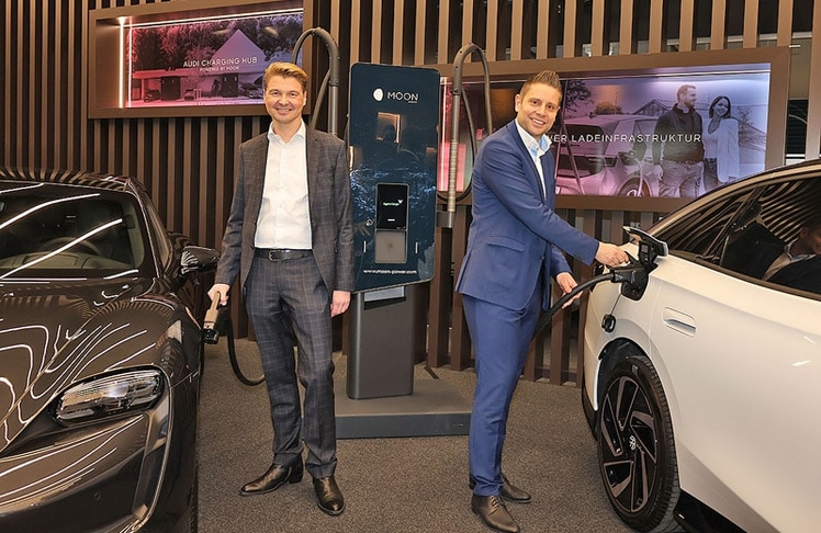 Wilfried Weitgasser (links) mit dem Porsche Taycan und Markus Tatzer mit dem VW ID.7 in der "facegelifteten" Mooncity © LEADERSNET/U. Brandl