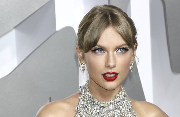 Taylor Swift versucht derzeit, sich über die Eintragung von Markenrechten gegen KI-Fakes abzusichern.