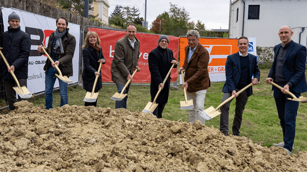 Vlnr: Christoph Schwaighofer (Architekt), Thomas Schall (Bauwerk), Nathalie Kutschera (BOE), Hannes Unterluggauer (Bauwerk), Martin Pöttenauer (BOE), Erich Forstner (ÖBA), Gernot Baumgartner (Leyrer+Graf), Bernd Pichler (Leyrer+Graf), © crossroadfilm.net