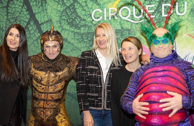 V.l.n.r.: Monika Ballwein, Cirque Du Soleil Darsteller, Claudia und Barbara Stöckl und Cirque du Soleil Darsteller © LEADERSNET/R.Brunhölzl