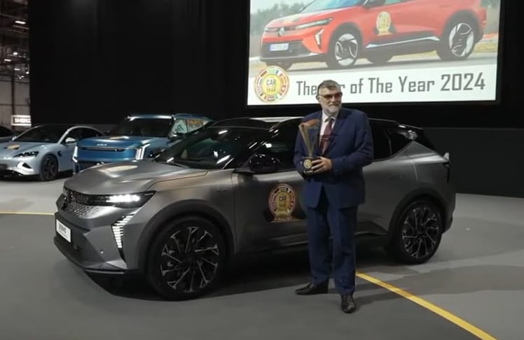 Gilles Le Borgne mit der Trophäe © Car of the Year/Youtube