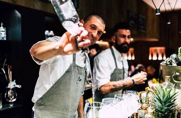 Bar-Chef Andrea Dimilta mixt einen der köstlichen Cocktails, mit denen er seine Gäste im L’Got verwöhnen. ©L'Got
