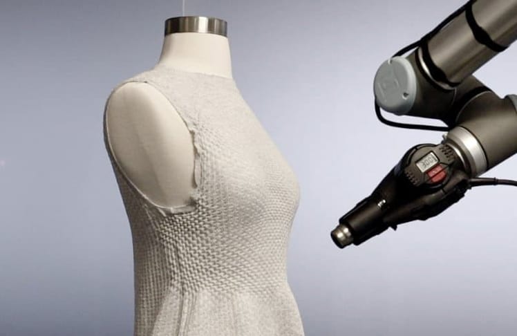 Roboter verändert die Kleiderform mit einer Heißluftpistole © mit.edu
