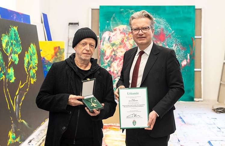LH Christopher Drexler überreichte das Ehrenzeichen an Künstler Herbert Brandl (l.) ©Land Steiermark/Marcus Deak