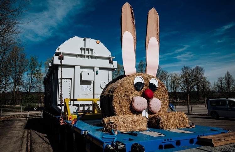Der Osterhase hat ein 260 Tonnen schweres Ei in Form eines Transformators im Gepäck © Niklas Stadler | www.niklasstadler.at