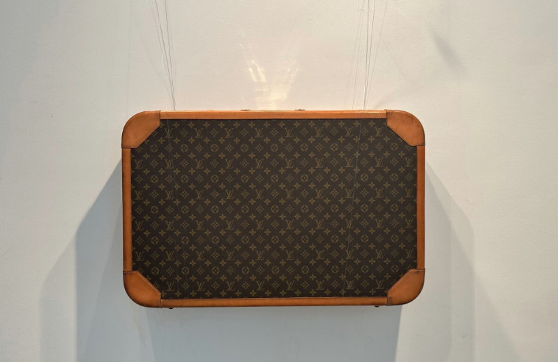 Astrid-Zinniel_Louis-Vuitton-Koffer_Wand_C_Astrid-Zinniel_2024