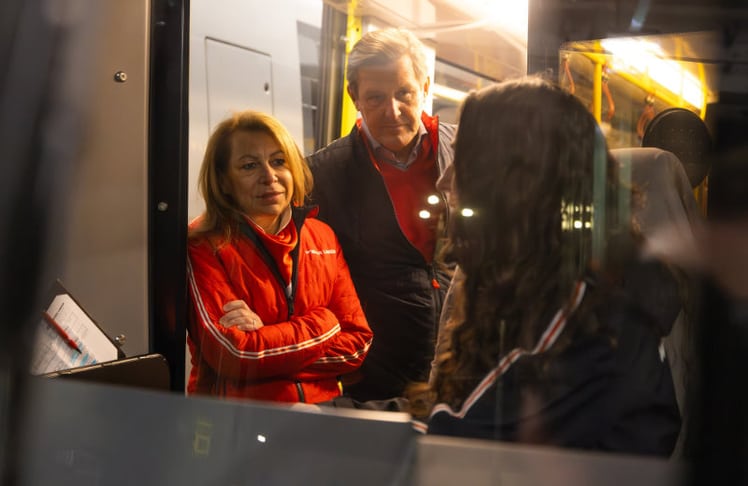 Wiener-Linien-Geschäftsführerin Alexandra Reinagl und Stadtrat Peter Hanke im Gespräch mit einer Mitarbeiterin. © Simon Wöhrer
