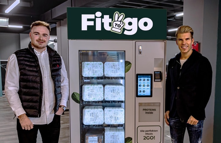 Julian Kolar und Florian Gschwandtner mit einem der Tiefkühlautomaten © Habler Media