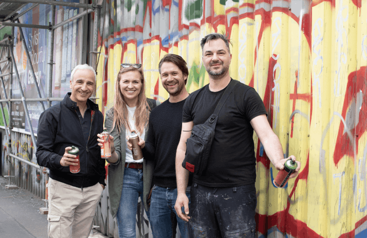V.l.n.r.: Martin Distl (Managing Director von [m]STUDIO), Lisa Moosbrugger und Franz Eisl (beide Schladming-Dachstein) sowie der deutsche Streetart-Künstler TANK © Sandra Rindler