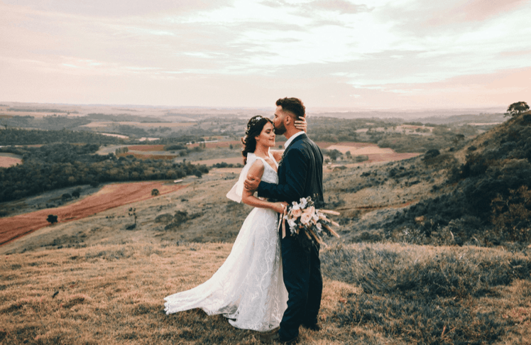 Second Hand Mode gewinnt bei Brautpaaren an Beliebtheit © Unsplash/Camila Cordeiro