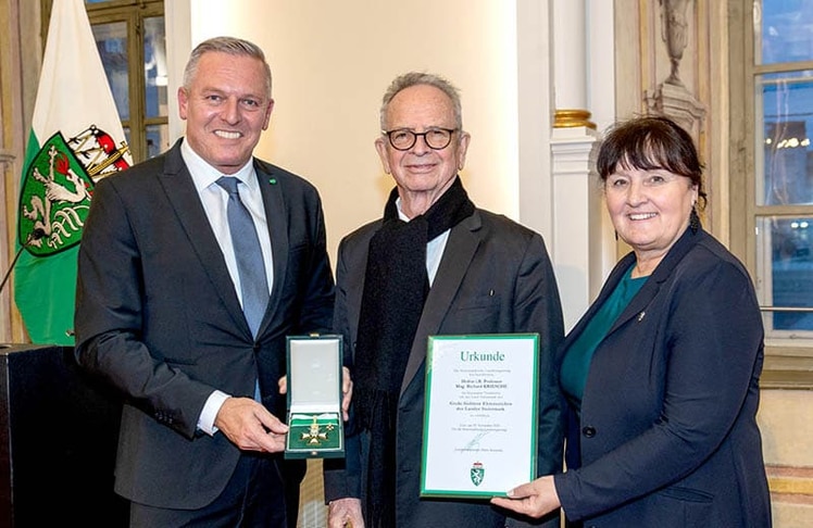 Richard Kriesche erhielt von LH Kunasek und LH-Stv. Khom das Große Goldene Ehrenzeichen. © Land Steiermark/ Robert Frankl