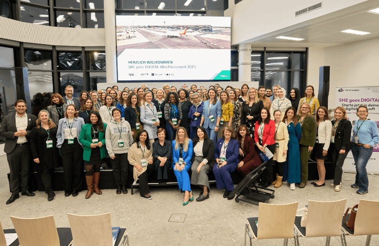 Die Initiatorinnen und Teilnehmerinnen von SGD sowie Staatssekretär Alexander Pröll (l.) © Philipp Grausam