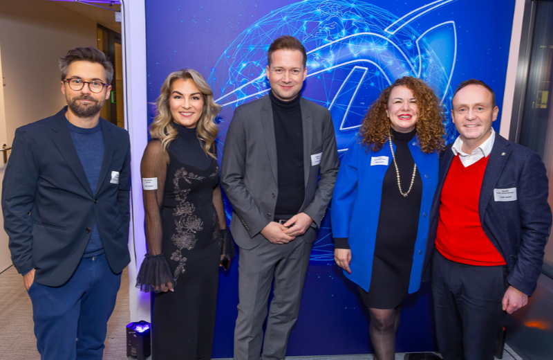 Crif-lud-Kunden-und-Partner-zum-traditionellen-X-Mas-Punsch