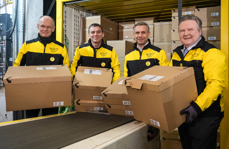 Prominente-Unterst-tzung-f-r-die-Post-beim-Weihnachtspaket-Handling