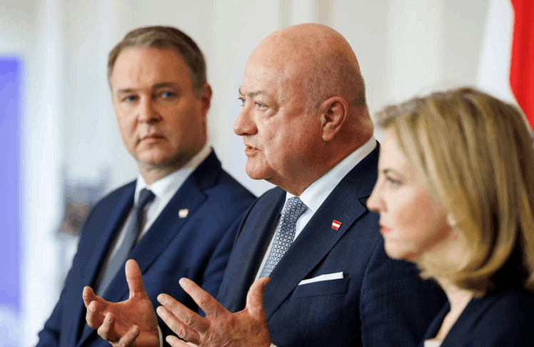 Im März 2026 führt Andreas Babler (l.) das Medienpräsenz-Ranking vor Christian Stocker an. Beate Meinl-Reisinger landete auf Patz 8.