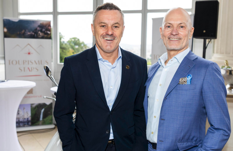 -Tourismusstars-vergibt-die-erste-Auszeichnung-auf-der-Ferienmesse