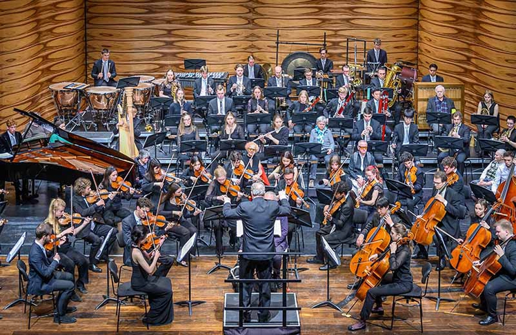 MUK.mittendrin: Mitglieder des Blinden- und Sehbehindertenverbandes Österreich (BSVÖ) erleben ein Konzert des MUK.sinfonieorchesters unter Leitung von Andreas Stoehr. © Simlinger/MUK