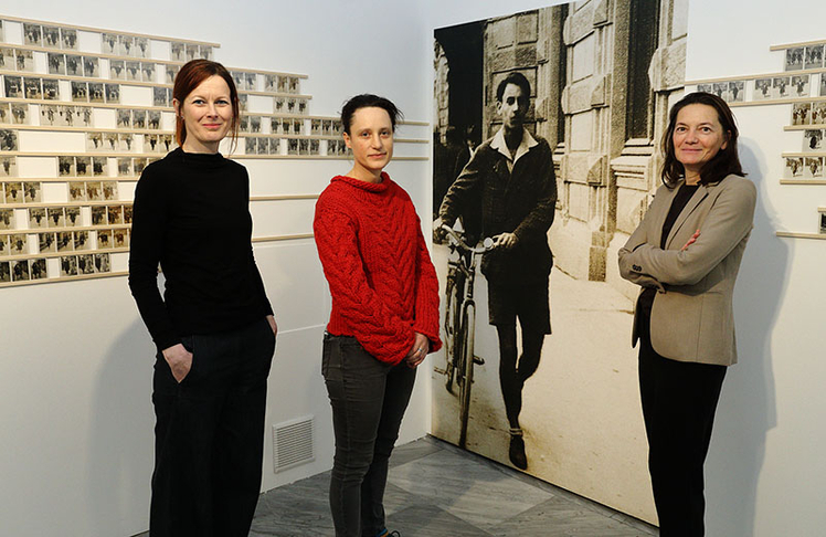 Mila Palm, die Leihgeberin und Kuratorin der Ausstellung "Der Grazer Gehfotograf" (Mitte) mit Maria Froihofer, Chefkuratorin Multimediale Sammlungen und Bettina Habsburg-Lothringen, Leiterin des Museums für Geschichte © Universalmuseum Joanneum/J.J. Kucek