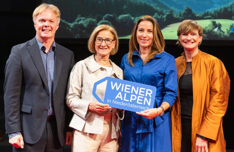 V.l.n.r.: Michael Duscher (Geschäftsführer Niederösterreich Werbung), Johanna Mikl-Leitner (Landeshauptfrau Niederösterreich), Mariella Klement-Kapeller (Geschäftsführerin Wiener Alpen in Niederösterreich Tourismus GmbH) und Astrid Steharnig-Staudinger (Geschäftsführerin Österreich Werbung).