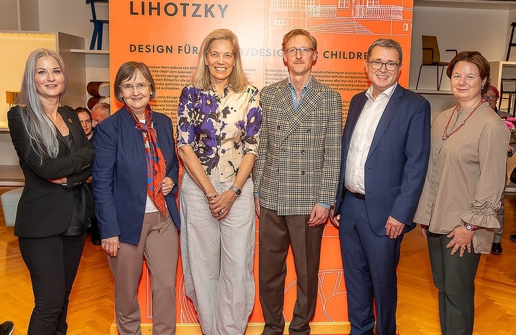 V.l.n.r.: Petra Reiner (Leitung Möbelmuseum Wien), Eva B. Ottillinger (Kuratorin und stellvertretende Abteilungsleiterin, BMWET, Sektion IV - Tourismus und Kulturelles Erbe, Abteilung 6 - Historische Sammlungen, Bundesmobilienverwaltung), Christine Schwaiger (Gastkuratorin und Professorin an der New Design University St. Pölten), Gabriel Roland (Direktor Vienna Design Week), Alexander Palma (Bereichsstellvertreter für die Abt. IV/5 bis Abt. IV/10 Sektion IV Tourismus und Kulturelles Erbe, BMWET) und Anja Hasenlechner (Abteilungsleiterin, BMWET, Sektion IV - Tourismus und Kulturelles Erbe Abteilung 6 - Historische Sammlungen, Bundesmobilienverwaltung)