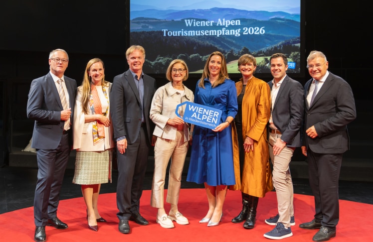 V.l.n.r.: Feri Schwarz (Bürgermeister Bad Schönau), Maria Großbauer (operative Geschäftsführerin Stadttheater Wiener Neustadt), Michael Duscher (Geschäftsführer Niederösterreich Werbung), Johanna Mikl-Leitner (Landeshauptfrau Niederösterreich), Mariella Klement-Kapeller (Geschäftsführerin Wiener Alpen in Niederösterreich Tourismus GmbH), Astrid Steharnig-Staudinger (Geschäftsführerin Österreich Werbung), Stefan Görg (Restaurant Görg) und Christian Blazek (Obmann Tourismusverband Semmering-Rax-Schneeberg).