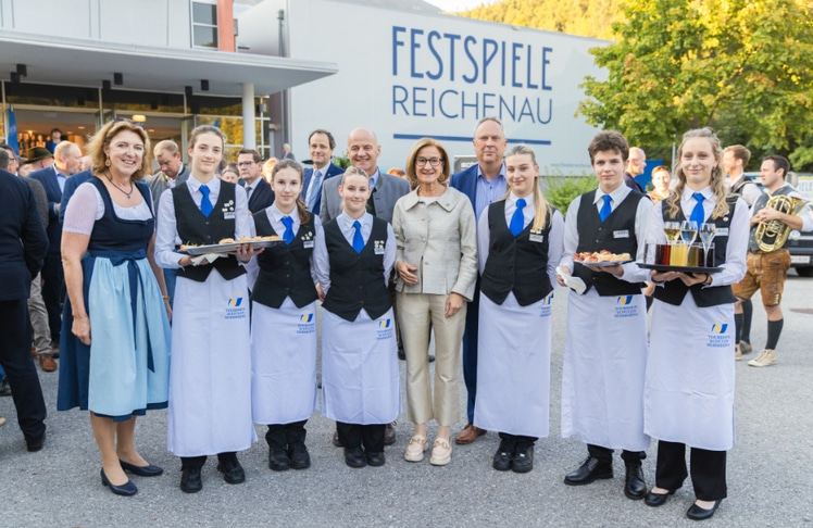 NÖ-Landeshauptfrau Johanna Mikl-Leitner mit Schüler:innen der Tourismusschule Semmering, die das Team des Gasthofs Diewald bei der Bewirtung der Gäste unterstützten.