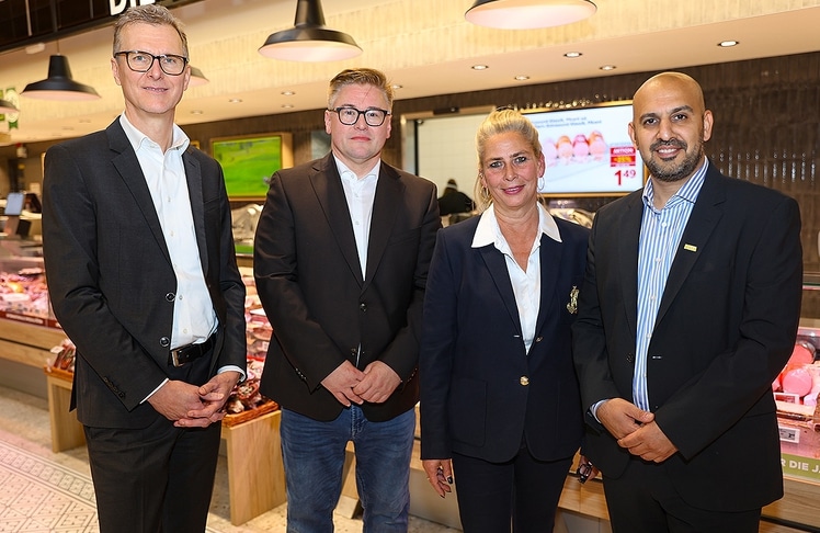 V.l.n.r.: Billa Vorstandsvorsitzender Ernst Suchy,  Werner Felsberger (Bezirksgeschäftsführer SPÖ Penzing und Bezirksrat), Jana Bauer (Marktmanagerin) und Hamed Mohseni (Billa-Vertriebsdirektor). © LEADERSNET / G. Langegger
