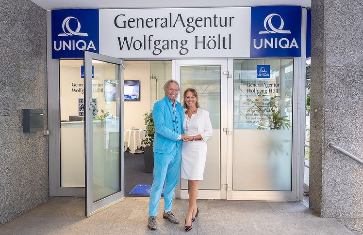 Wolfgang Höltl, hier zu sehen mit seiner Frau, führt seine eigene Uniqa-GeneralAgentur in der Wiener Leopoldstadt.