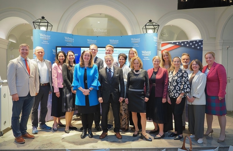 V.l.n.r.: Ken Walsh, Péter Kiss, Monika Brodey, Carmen Greider, Kami Witmer, Marco Porak, Samuel R. Schubert, Michael Lackner, Tanja Bächle, Madeleine Bauer-Eder, Saskia Wallner, Verena Trost, Vikó Speier, Nina Kornfehl, Jean-Pierre Kallanian, Marta Haustein und Karin Zeltner