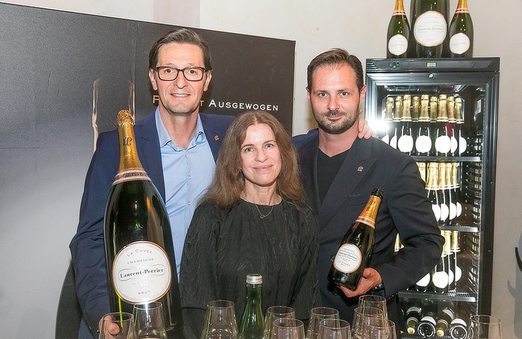 Der Markenbotschafter von Laurent-Perrier Milan Stevic (l.) samt Team.