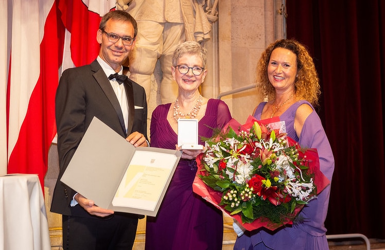 V.l.n.r.: Markus Wallner (Landeshauptmann von Vorarlberg), Ulrike Willam-Kinz (Ehrenobfrau des Vereins der Vorarlberger:innen in Wien), die für ihr langjähriges Engagement das Große Verdienstzeichen des Landes Vorarlberg erhielt, und Christiane Schwaiger (Obfrau des Vereins der Vorarlberger:innen in Wien).