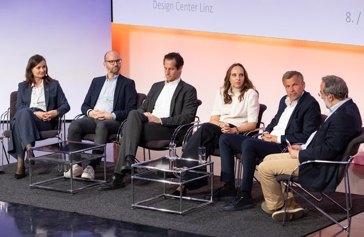 Neben Markus Breitenecker (2.v.r) nahmen am Branchentalk (v.l.n.r.) auch Anja Tretbar (Magenta Telekom), Christoph Dovits (RTL | Sky Österreich), Philipp König (Kronehit) und Inga Moser von Fielseck (Amazon) teil.