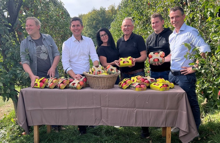 V.l.n.r.: Hansjörg Loder (stv. Obmann der "Von Herzen" Biobauern), Philipp Lang (Einkaufsleiter Obst und Gemüse bei Hofer Österreich), Bettina Tauß, Josef Tauß und Daniel Tauß ("Zurück zum Ursprung"-Bio-Apfelbetrieb) und Hannes Schaffler (Geschäftsführer der "Von Herzen" Biobauern).