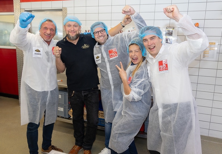 Prominente fertigten bei DerMann Erdbeertorten für Pro Juventute