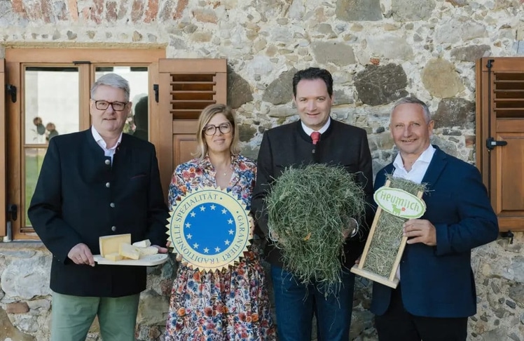 V.l.n.r.: Der frühere Landwirtschaftsminister Andrä Rupprechter, Christiane Mösl, Geschäftsführerin der ARGE Heumilch,  Landwirtschaftsminister Norbert Totschnig und Karl Neuhofer, Obmann der ARGE Heumilch.