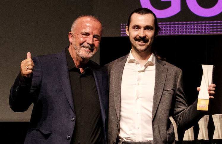 Christoph Schumacher, Obmann der Fachgruppe Werbung und Marktkommunikation der WKO Oberösterreich (l.), mit dem "Rookie of the Year" Simon Reiter vom WIFI Linz.