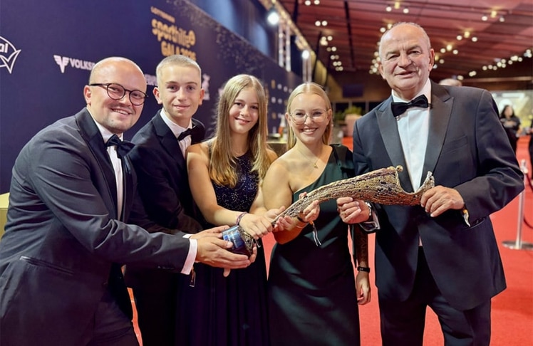 Herbert Prohaska wurde mit dem Special Award für sein Lebenswerk ausgezeichnet - da war auch bei seinen Enkelkindern die Freude groß. © LEADERSNET