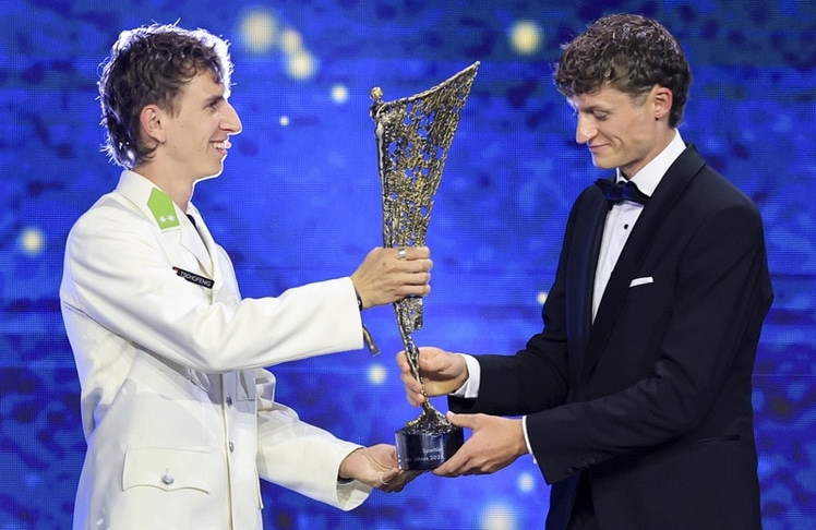 Vorjahressieger & Skispringer Daniel Tschofenig überreichte die Trophäe für den Sportler des Jahres 2026 an Radprofi Felix Gall © GEPA pictures