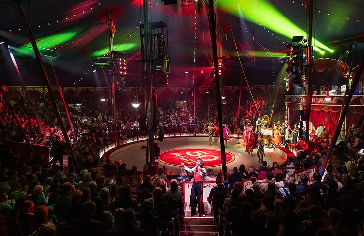 Die Gäste und ihre Familien ließen sich von Akrobatik, Clownerie und Artistik in der Manege begeistern.