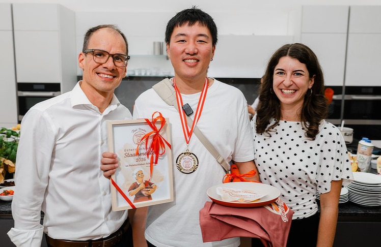 V.l.n.r.: Harald Lang (Marketingleiter bei Fini's Feinstes), Jing Chen (Gastronom und Palatschinkenschupf-Staatsmeister 2026) und Barbara Strasser (Marketing bei Fini's Feinstes).