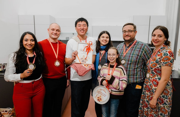 Die Finalist:innen (v.l.n.r.): Lisa-Marie und Dominic (Platz 4), Staatsmeister Jing Chen, Cornelia (Platz 5), Franz (Platz 3) mit Tochter Alma, sowie Lucia (Platz 2).