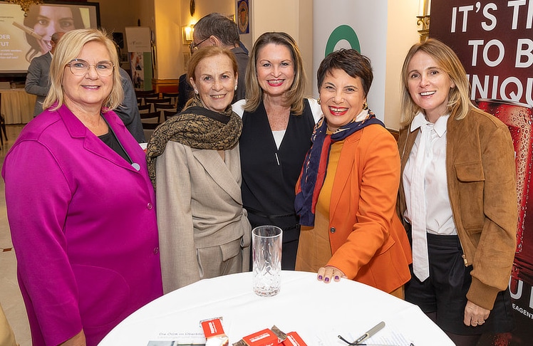 V.l.n.r.: Sonja Ramskogler (Psychotherapeutin und Vorstandsmitglied von ganznormal.at), Irmtraud Rossgatterer (Bankerin), Raphaela Vallon-Sattler (Organisation ganznormal.at), Susanne Schicker (WSE) und Petra Pinker (Lehrlingsexpertin).