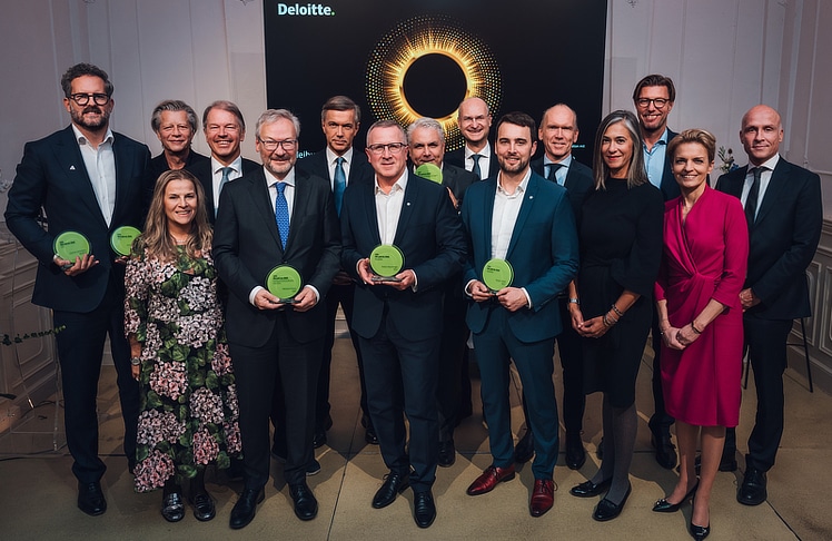 Gruppenfoto von den Preisträger:innen mit den Deloitte Laudator:innen © Deloitte/Niklas Schnaubelt